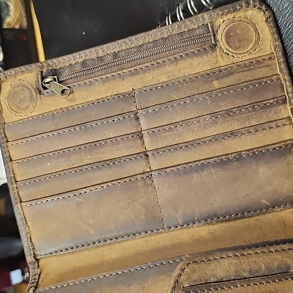 Baroness Magnetic Wallet - Picture 8 of 13